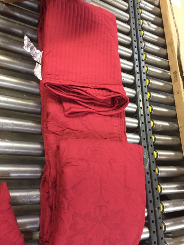 Photo 1 of Generic Red King Comforter and Throw Pillow Set