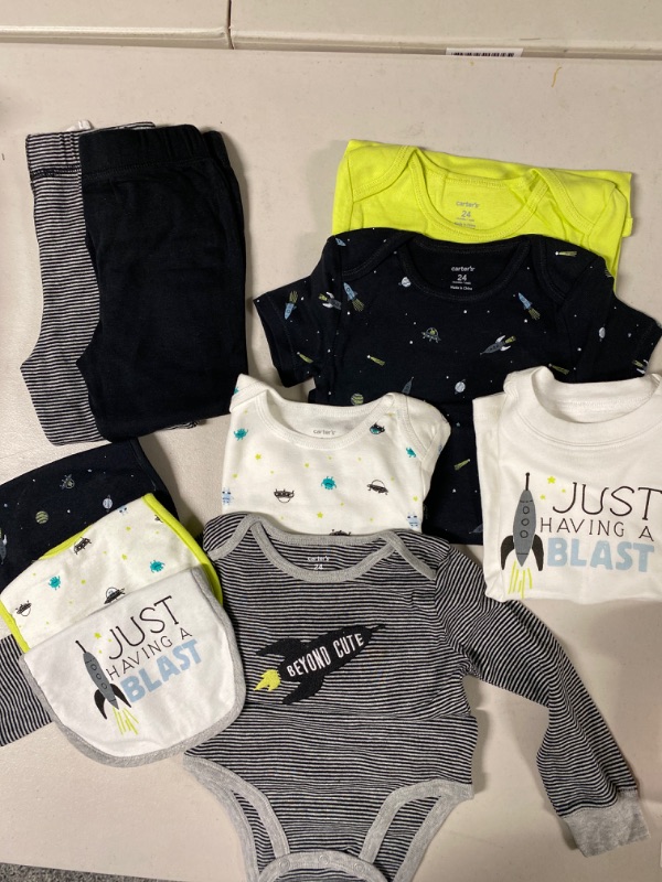 Photo 1 of Carters 10
Pc basic set 24 months 
3 bibs
2 long sleeve onesie

1 tshirt
2 short sleeve onesie 
2 pants