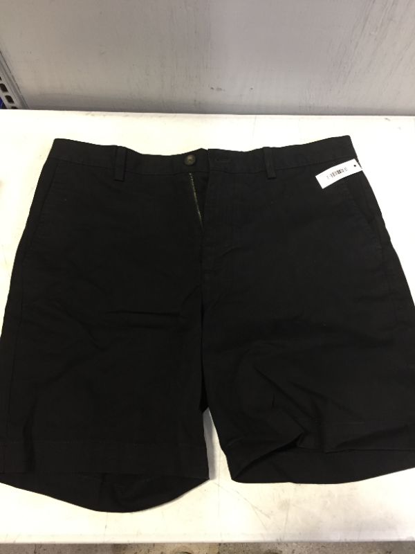 Photo 2 of Amazon Essentials Men's Slim-fit 7" Short 33
