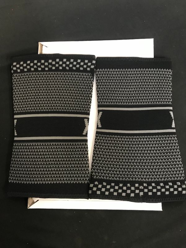Photo 1 of 2 Pair Knee Brace Knee Compression Sleeve for Men & Women Knee Support Knee Pads for Meniscus Tear, ACL, Arthritis, Joint Pain Relief Working Out Sports (brand new opened for pictures)