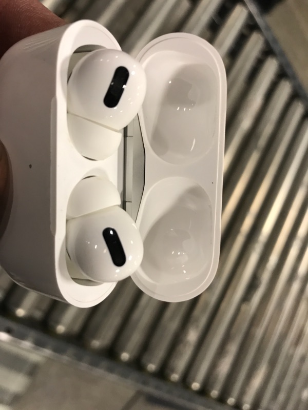 Photo 3 of Apple AirPods Pro
