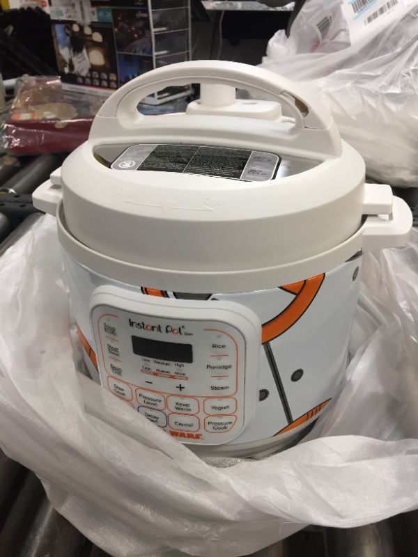 Photo 2 of Instant Pot 110-0033-01 3Qt Star Wars Duo Mini 3-Qt. Pressure Cooker, White-BB-8
