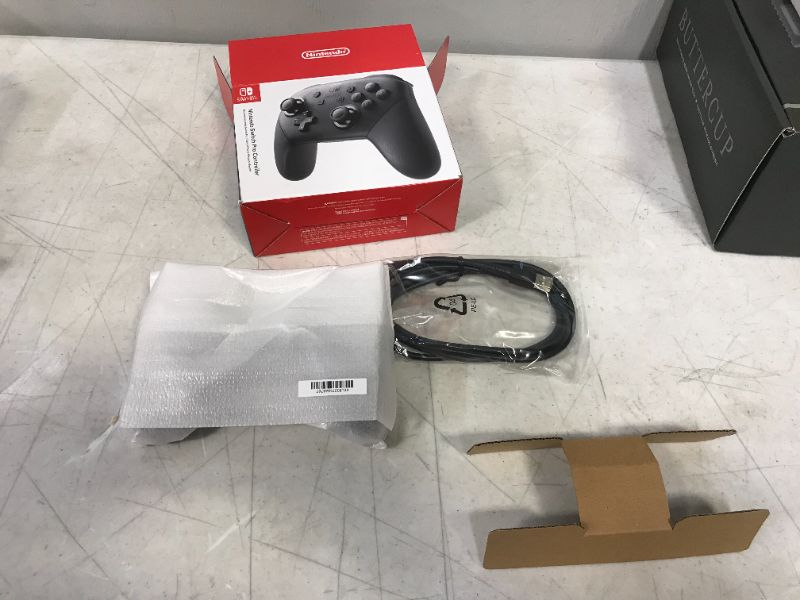 Photo 3 of Nintendo Switch Pro Controller
