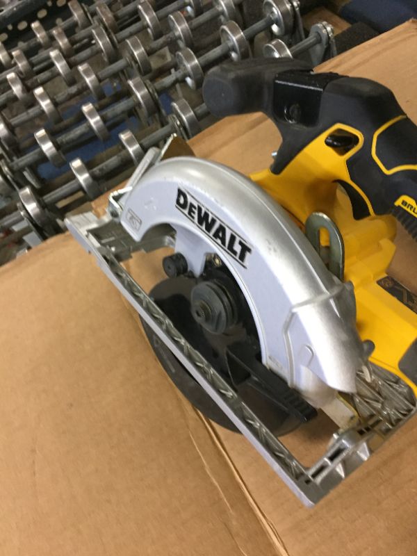 Photo 2 of DEWALT 20V MAX Circular Saw, 6-1/2-Inch, Cordless, Tool Only (DCS565B)
