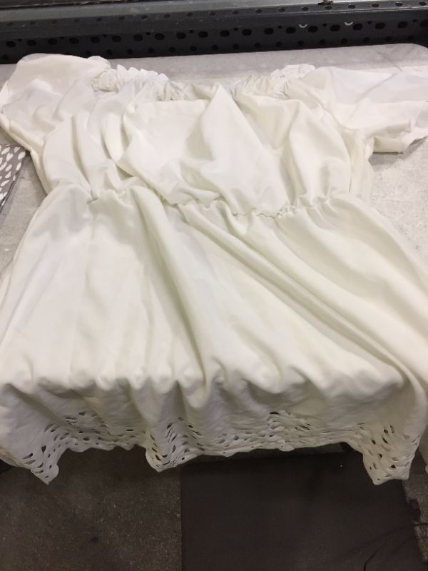 Photo 2 of WOMENS WHITE DRESS
SIZE UNKNOWN LOOKS LIKE A L OR XL