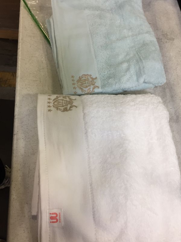 Photo 1 of 2 SET TOWELS WHITE AND BLUE 