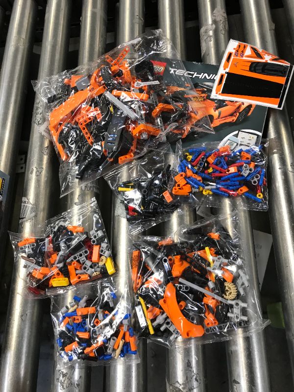 Photo 2 of LEGO Technic Chevrolet Corvette ZR1 42093 - missing wheels.