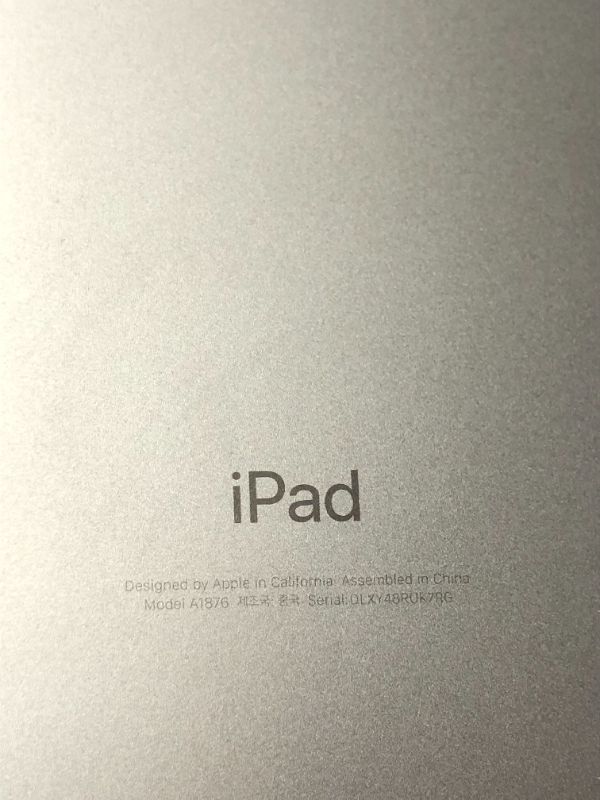 Photo 5 of Apple iPad Pro 12.9-inch (3rd Gen) Tablet A1876  (DAMAGES TO ITEM , TURNS ON BUT TURNS BACK OFF QUICKLY)