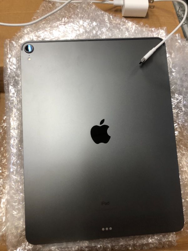 Photo 3 of Apple iPad Pro 12.9-inch (3rd Gen) Tablet A1876  (DAMAGES TO ITEM , TURNS ON BUT TURNS BACK OFF QUICKLY)