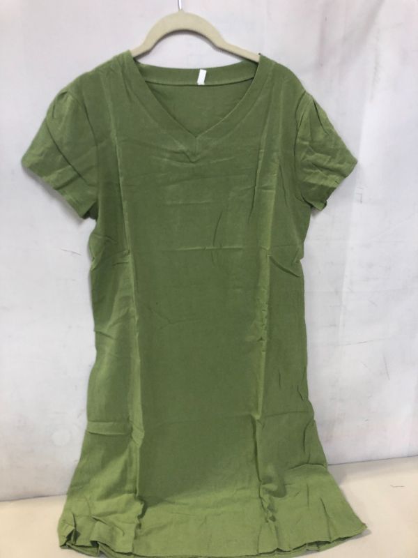 Photo 1 of GENERIC BRAND WOMEN'S DRESS SAYS SIZE LARGE LOOKS LIKE A MEDIUM