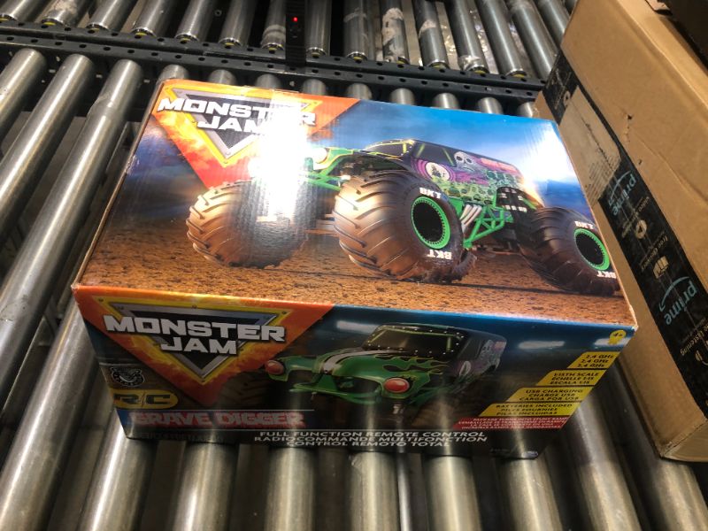 Photo 4 of Monster Jam, Official Grave Digger Remote Control Truck 1:15 Scale, 2.4GHz