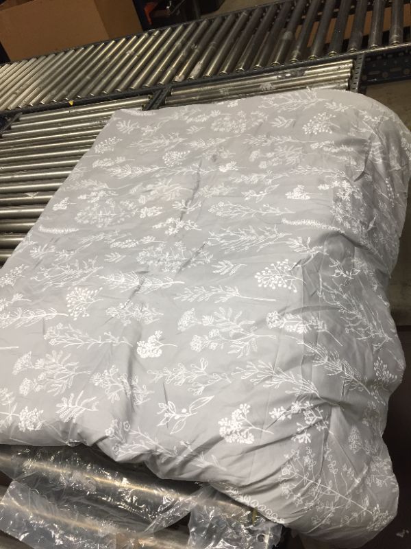 Photo 1 of Comforter queen size with pillow cases