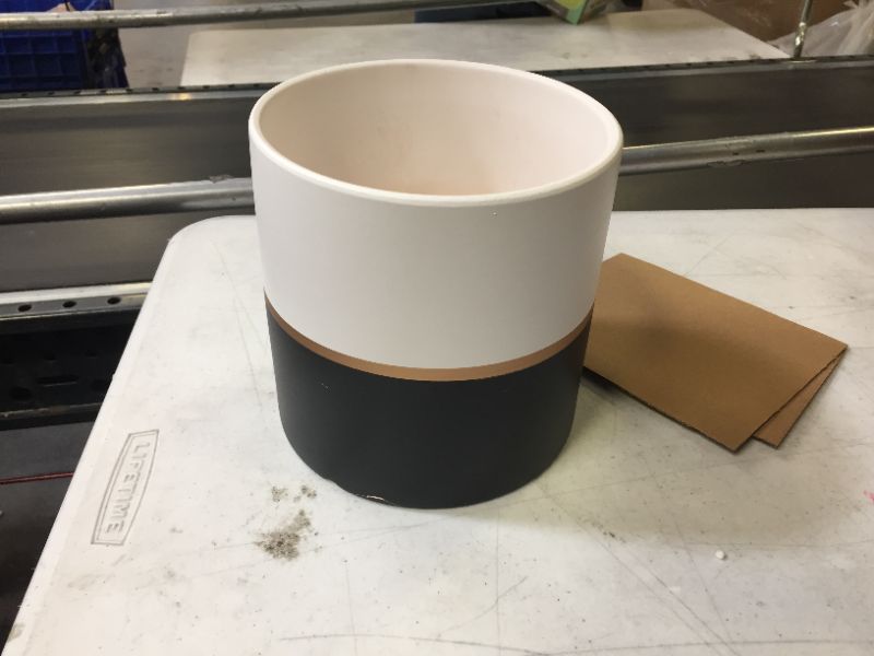 Photo 1 of generic 6.7" plant pot 