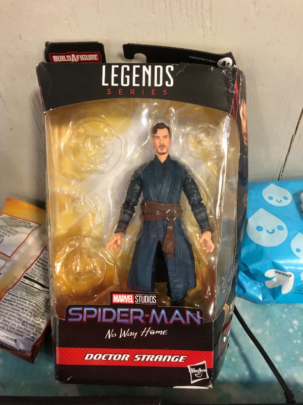 Photo 2 of Spider-Man Marvel Legends Series Doctor Strange 6-inch Collectible Action Figure Toy and 4 Accessories and 1 Build-A-Figure Part(s)
