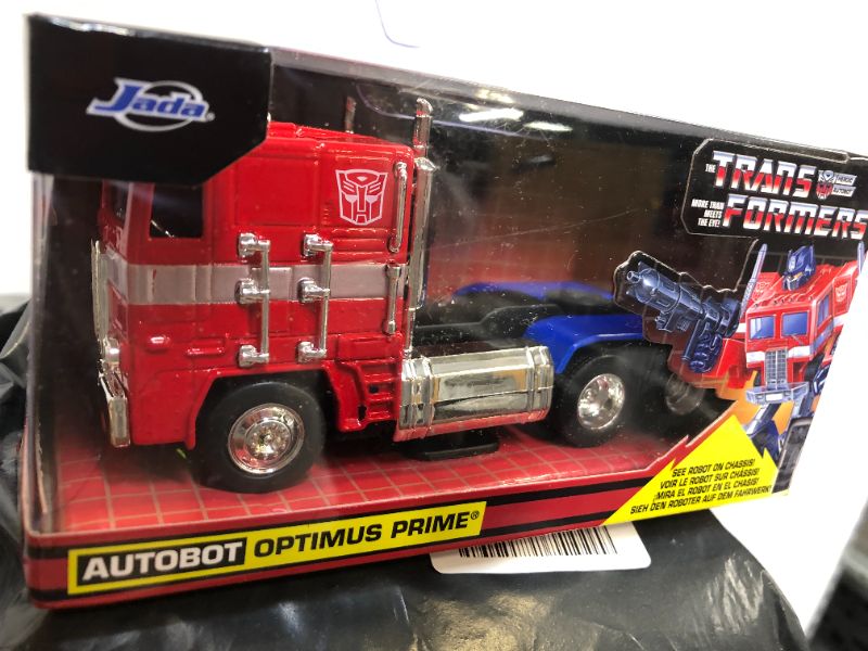 Photo 2 of Transformers G1 Optimus Prime Truck with Robot on Chassis Die-cast Car miniature
