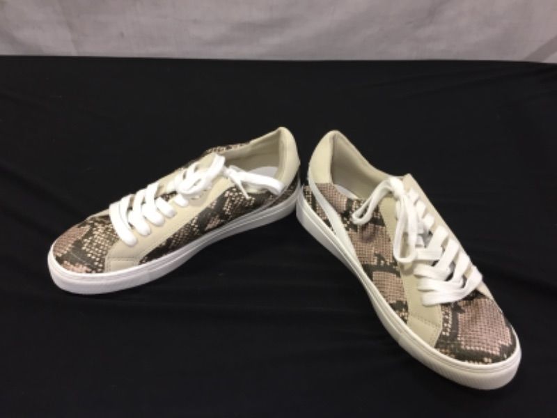 Photo 1 of Generic Cream Colored Snake Skin Themed Shoes 8.5