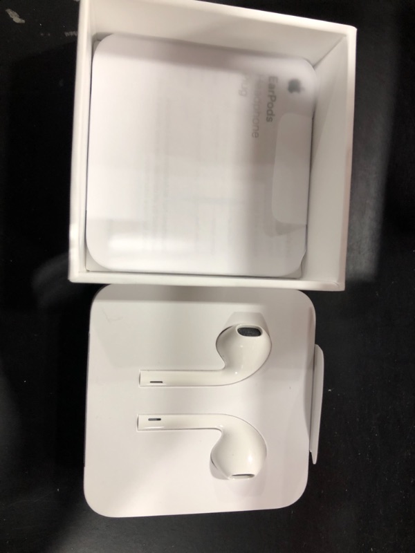 Photo 2 of Apple EarPods with 3.5mm Headphone Plug - White
