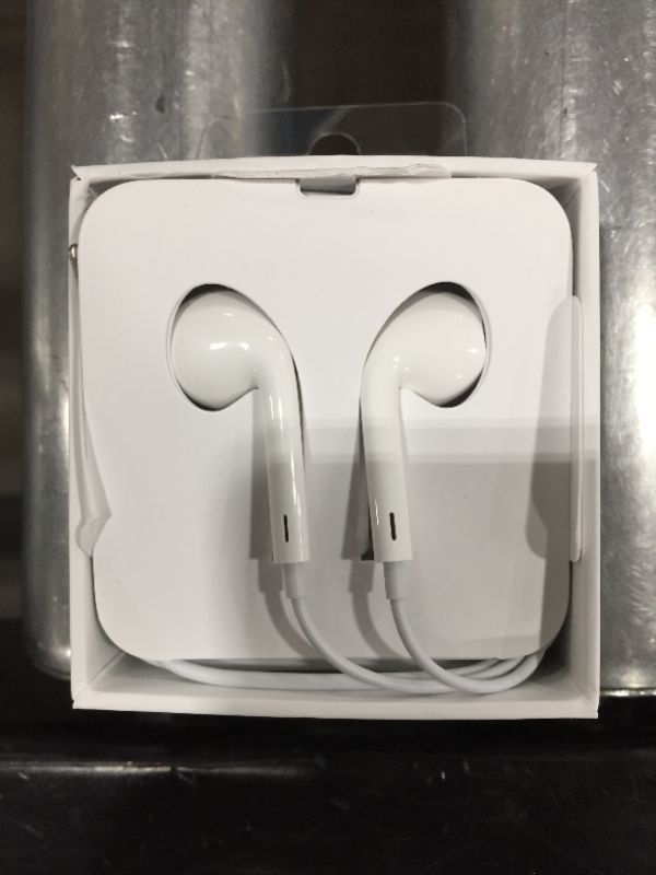 Photo 2 of Apple EarPods with Lightning Connector - White