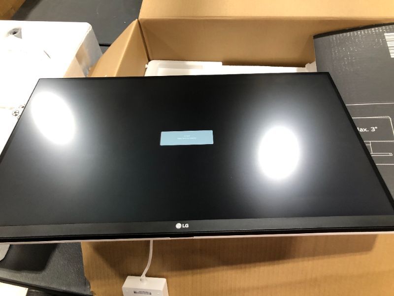 Photo 2 of LG 27UK850-W 27" 4K UHD IPS Monitor with HDR10 with USB Type-C Connectivity and FreeSync