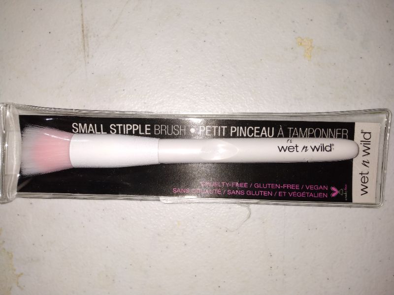 Photo 1 of  wet n wild Small Stipple Brush