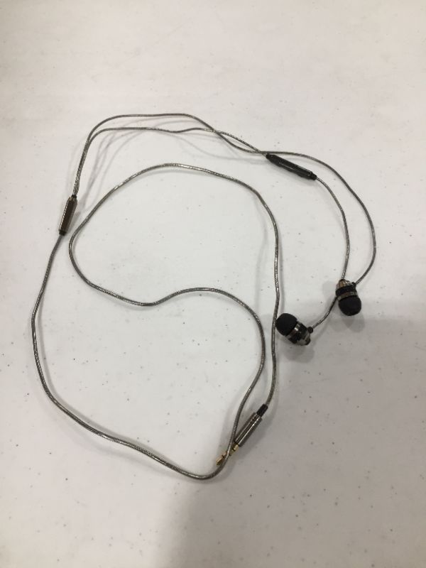 Photo 1 of Betron B25 Earbud Headphones Noise Isolating Tangle-Free Cord 6 Silicon Earphone Tips Black