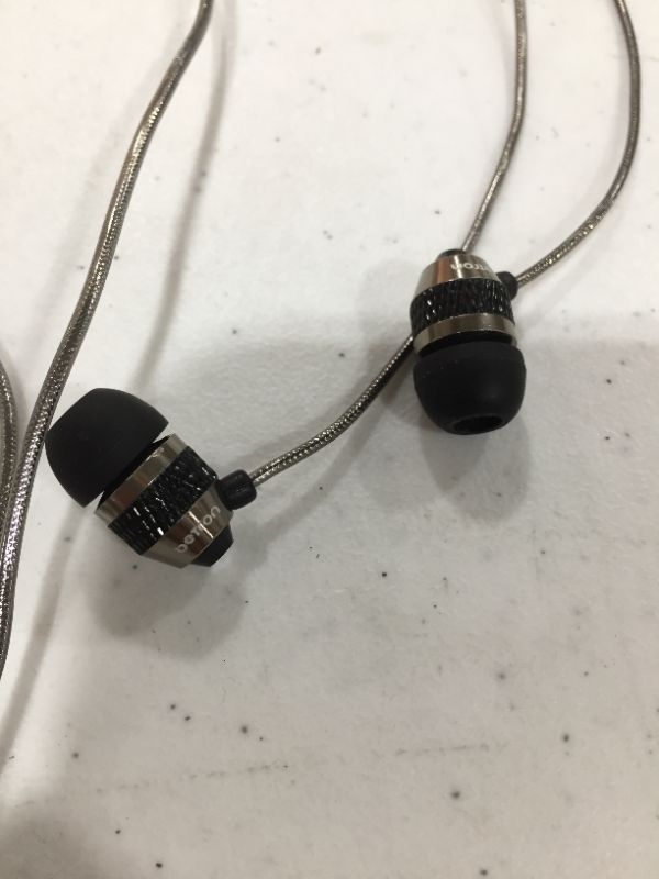 Photo 3 of Betron B25 Earbud Headphones Noise Isolating Tangle-Free Cord 6 Silicon Earphone Tips Black