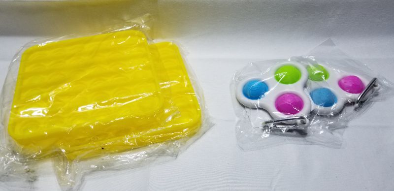 Photo 3 of 2 PACK POP IT FIDGET TOY AND 2 PACKS OF SIMPLE DIMPLE FIDGETS