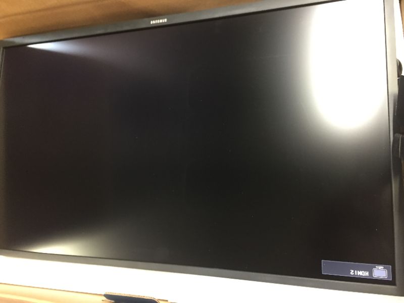 Photo 2 of UNABLE TO TEST FOR DEAD PIXELS, NO CRACKS IN LCD. UJ59 Series U32J590UQN 32" LED 4K UHD FreeSync Monitor (DisplayPort, HDMI)