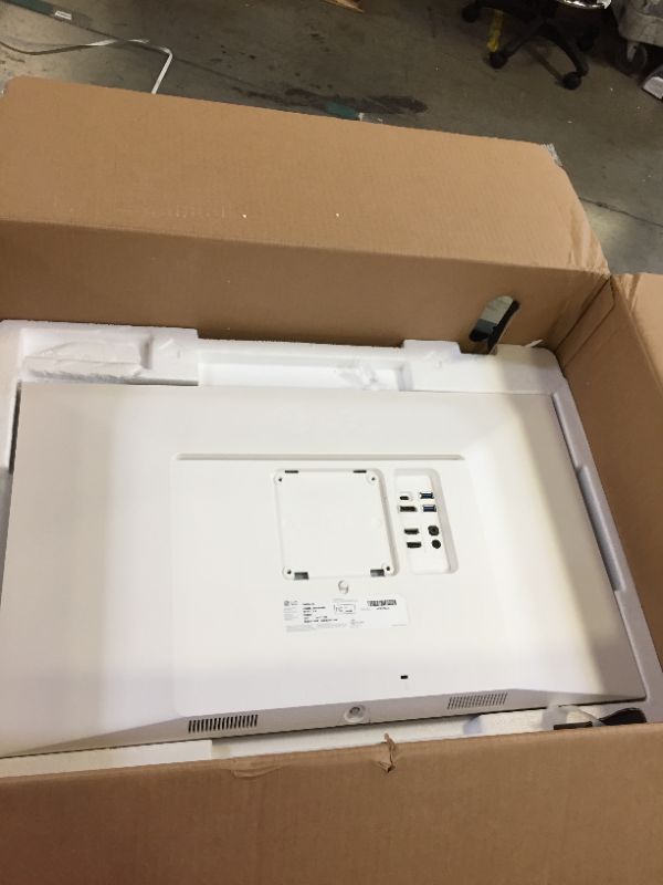 Photo 1 of LG 27UK850-W 27" 4K UHD IPS Monitor with HDR10 with USB Type-C Connectivity and FreeSync