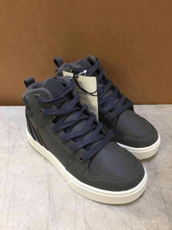 Photo 1 of Amazon Essentials Kids' Lace Up Sneaker SIZE 2 LITTLE KID