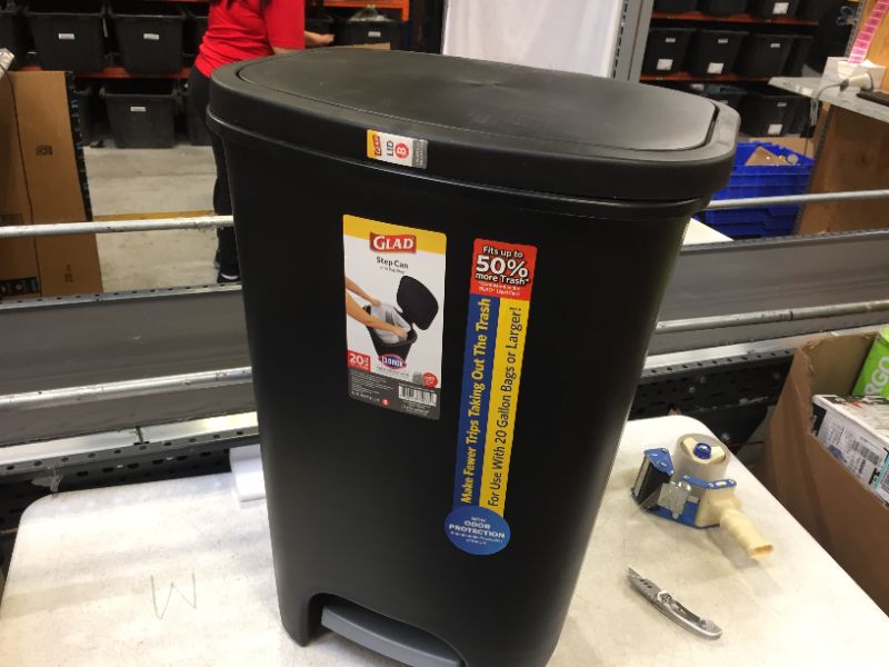 Photo 3 of -- lid broken --- GLAD 74L Extra Capacity Plastic Step Can with CloroxTM Odor Protection | Fits All 20 Gallon Trash Bags, 74 Liter, Matte Black -- back of the lid hooks are broken--- use as a regular trash 
