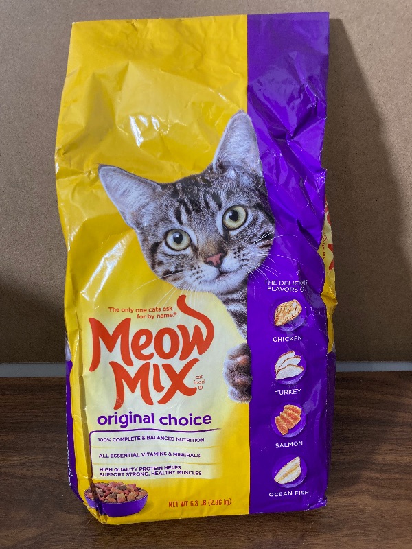 Photo 2 of Meow Mix Original Choice Dry Cat Food, 6.3-lb bag
06/17/22