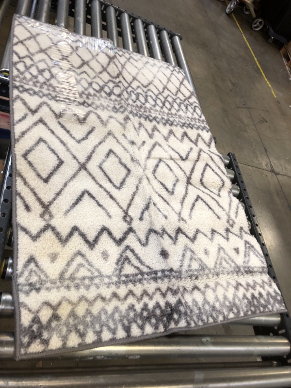 Photo 1 of 29X44 WHITE AND GRAY GEOMETRIC RUG