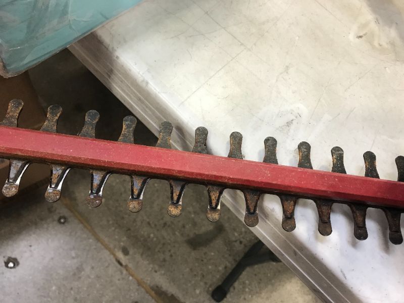 Photo 3 of Blades are very rusty. Toro 51490 Corded 22-Inch Hedge Trimmer
