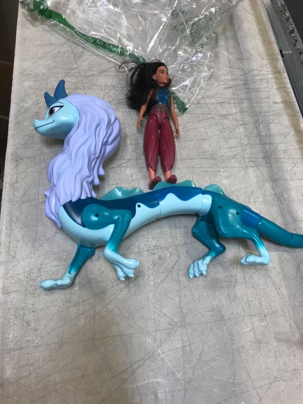 Photo 2 of Disney's Raya and The Last Dragon Color Splash Raya and Sisu Dragon, Water Toy for Kids 3 and Up
