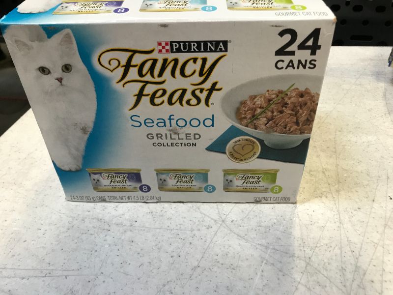 Photo 1 of fancy feast cat food 