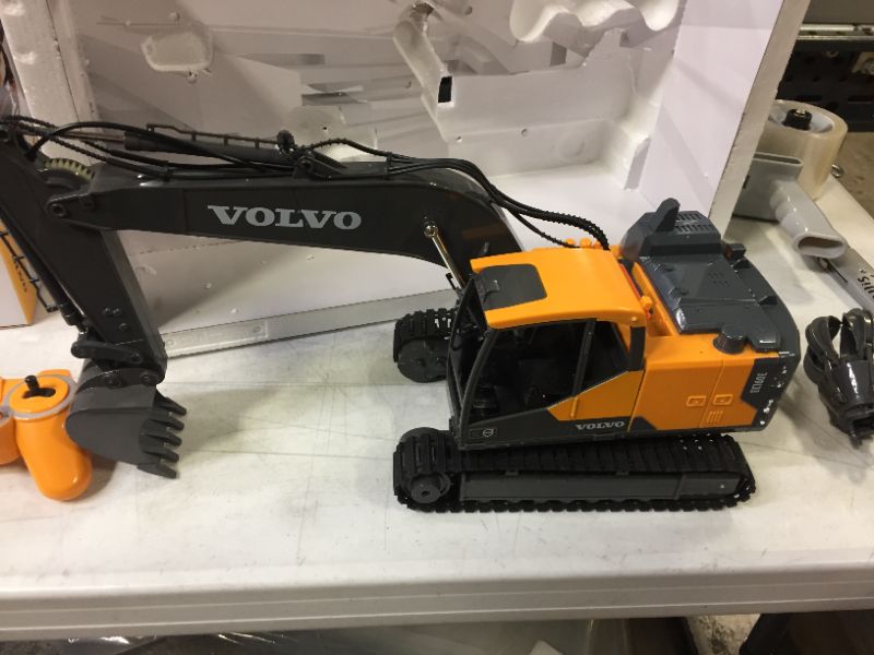 Photo 2 of DOUBLE E Remote Control Truck RC Excavator Toy 17 Channel 3 in 1 Claw Drill Metal Shovel Real Hydraulic Electric RC Construction Vehicle with Working Lights
