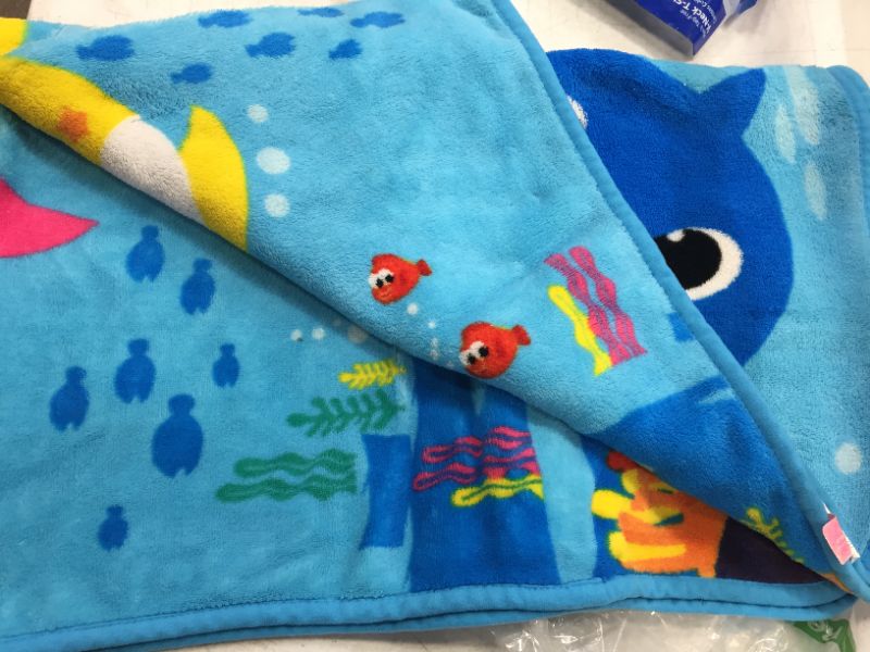 Photo 2 of " BABY SHARK " INFANT BLANKET ((OPEN PACKAGE))
