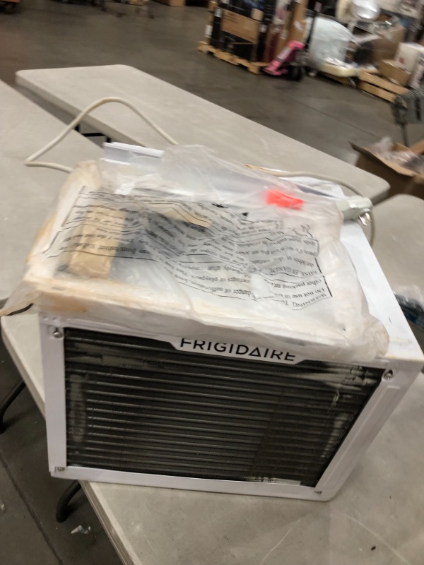 Photo 2 of Frigidaire FFRE123WAE Window Air Conditioner, 12,000 BTU, White
USED