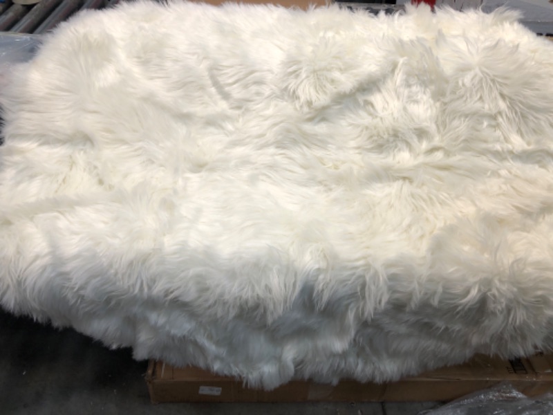 Photo 2 of  Luxury Round 4x4 Feet Faux Fur Sheepskin Rugs Ultra Soft Fluffy Chair Cover Seat Cushion Pad Area Rugs Shaggy Wool Carpet for Living Room Bedroom Makeup Chair Home Decor Carpet, White
