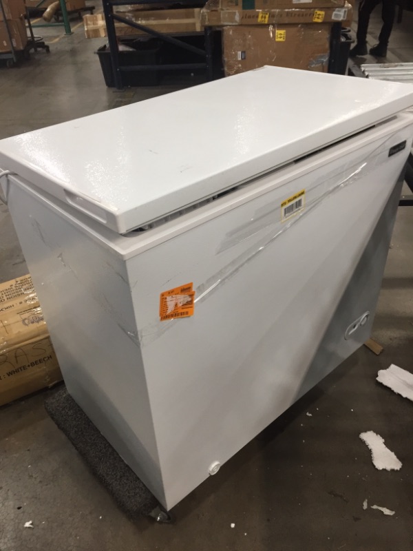 Photo 5 of MAGIC CHEF 7.0 cu. ft. Chest Freezer in White

//MINOR COSMETIC DAMAGE 
