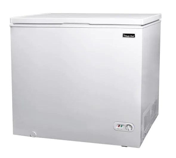 Photo 1 of MAGIC CHEF 7.0 cu. ft. Chest Freezer in White

//MINOR COSMETIC DAMAGE 
