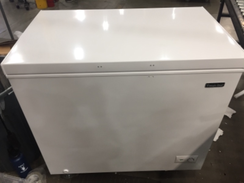 Photo 1 of MAGIC CHEF 8.7 cu. ft. Manual Defrost Chest Freezer in White

//TESTED AND FUNCTIONAL 

