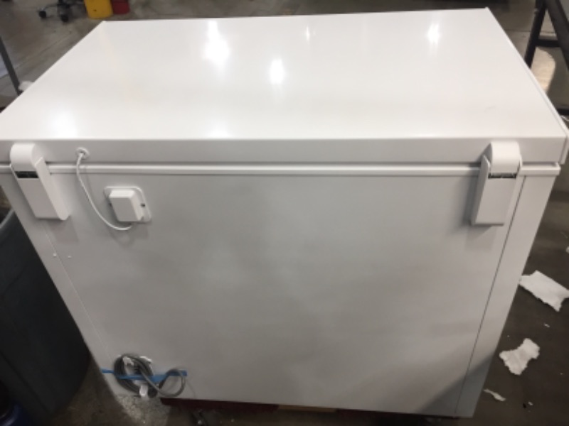 Photo 5 of MAGIC CHEF 8.7 cu. ft. Manual Defrost Chest Freezer in White

//TESTED AND FUNCTIONAL 
