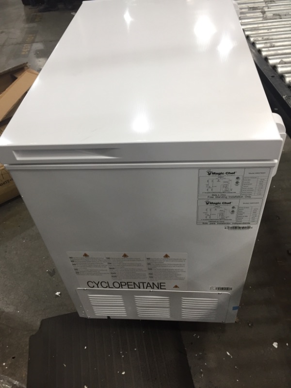 Photo 1 of MAGIC CHEF 8.7 cu. ft. Manual Defrost Chest Freezer in White

//TESTED AND FUNCTIONAL 
