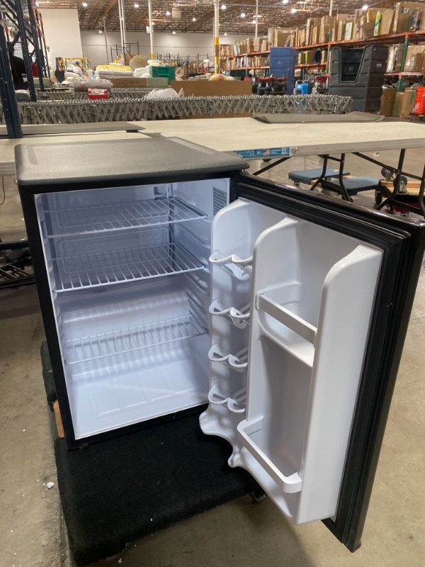Photo 9 of **PARTS ONLY ** Danby DAR026A1BDD-6 2.6 Cu.Ft. Mini Fridge, Compact Refrigerator for Bedroom, Office, bar, countertop, E-Star Rated in Black
SMALL DENT FROM SHIPPING PLEASE SEE PHOTOS 