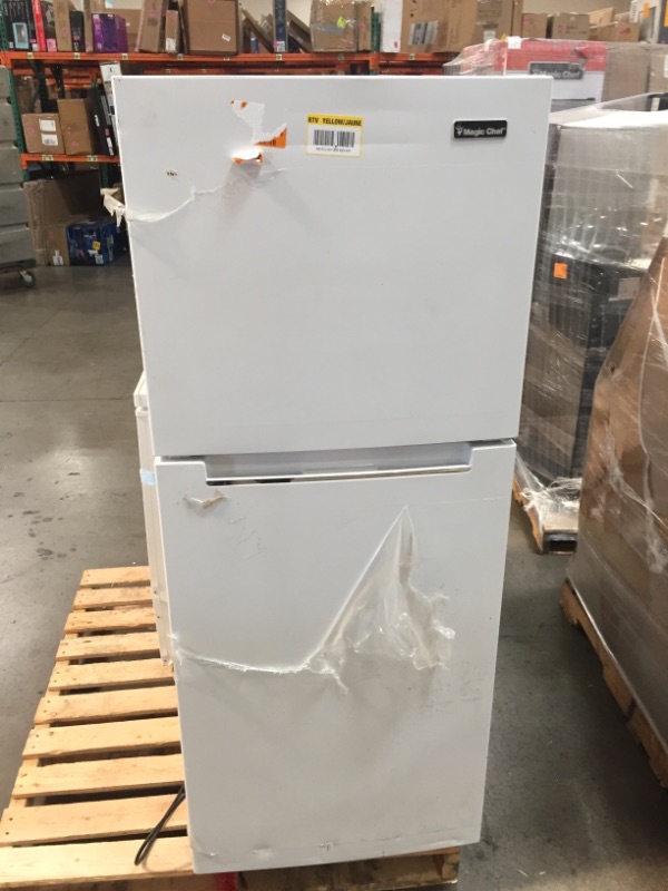 Photo 2 of Magic Chef
10.1 cu. ft. Top Freezer Refrigerator in White
DIRTY WITH MOLD.
CLEAN BEFORE USE.