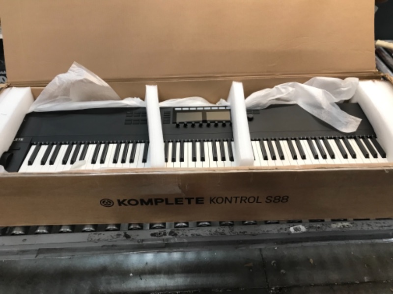 Photo 2 of Native Instruments KOMPLETE KONTROL S88 MK2 88-Key Controller for KOMPLETE
**MISSING COMPONENT**