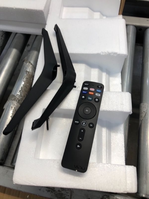 Photo 4 of VIZIO 50-Inch M-Series Quantum 4K UHD LED HDR Smart TV with Apple AirPlay and Chromecast Built-in, Dolby Vision, HDR10+, HDMI 2.1, 
DAMAGED
THE BACK LIGHT DOES NOT COME ON
