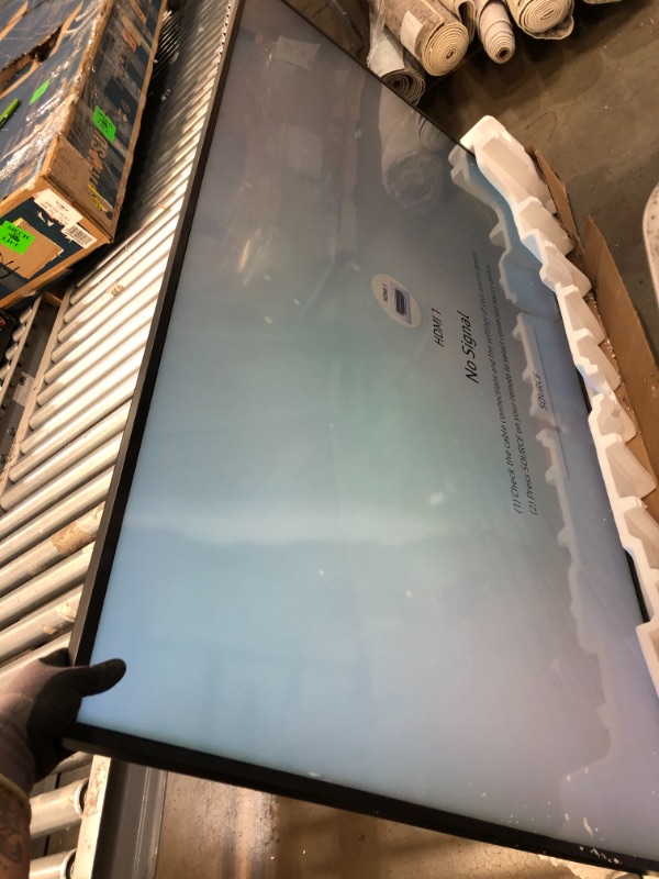 Photo 4 of Samsung QN75Q60RAFXZA Flat 75" QLED 4K Q60 Series (2019) Ultra HD Smart TV with HDR and Alexa Compatibility
**MISSING ALL ACCESSORIES AND POWER CORD**MINOR DAMAGE TO THE SCREEN--THE COLOR IS LIGHTER ON THE LEFT**